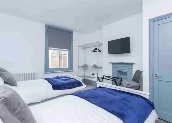 Modern Georgian Townhouse By Old Town & The Beach