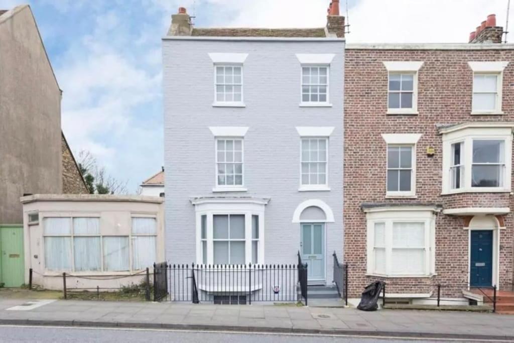 Holiday home Modern Georgian Townhouse By Old Town & The